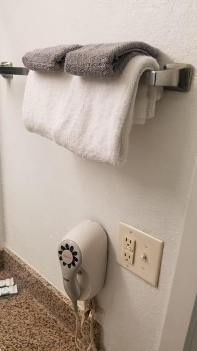 Hotel 2 Queen Beds Hotel Room 222 Wi-Fi Hot Tub Booking Stillwater Exterior photo