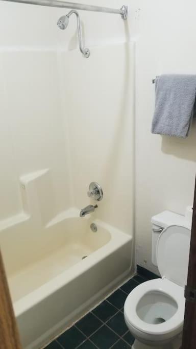 Hotel 2 Queen Beds Hotel Room 222 Wi-Fi Hot Tub Booking Stillwater Exterior photo