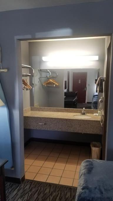 Hotel 2 Queen Beds Hotel Room 222 Wi-Fi Hot Tub Booking Stillwater Exterior photo