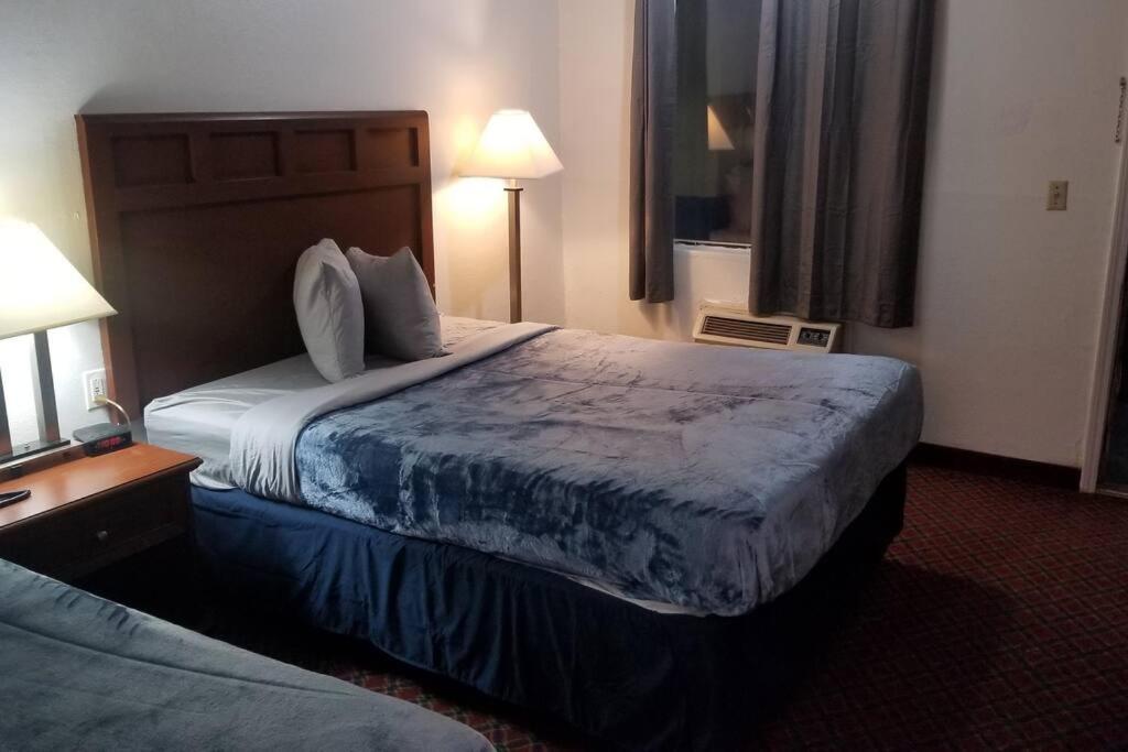 Hotel 2 Queen Beds Hotel Room 222 Wi-Fi Hot Tub Booking Stillwater Exterior photo